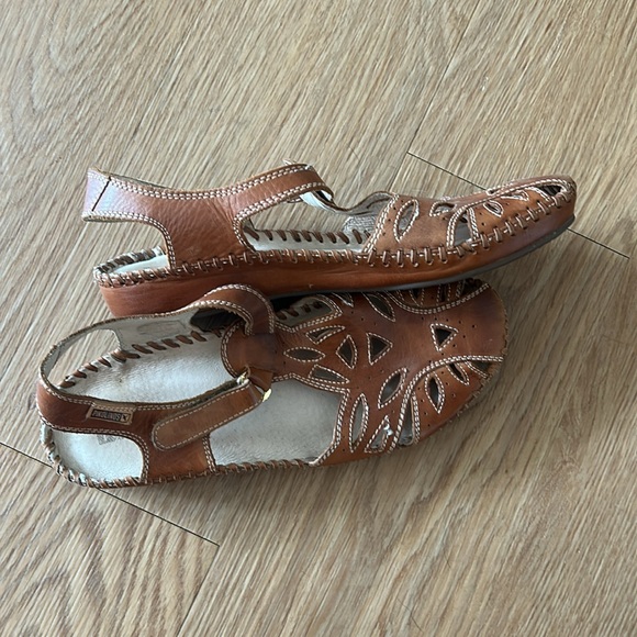 Pikolinos Brown Leather Sandals with T-Strap and Cutout Design - Picture 3 of 4